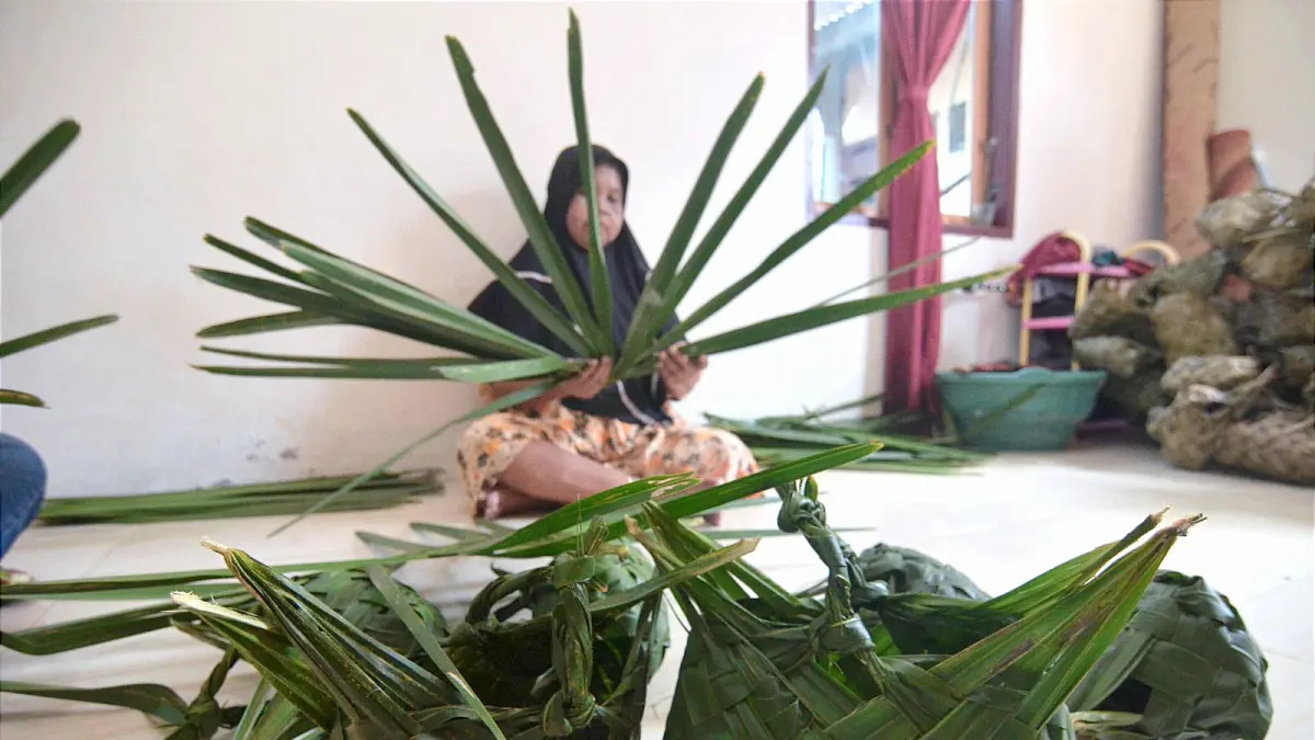 Seorang pengrajin di Kelurahan Kayumalue Ngapa, Kecamatan Palu Utara, menganyam daun silar menjadi kamboti, Selasa (19/5/2026). (FOTO : WAHONO)