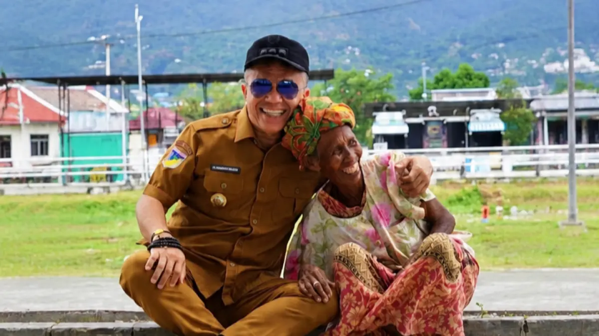 Wali Kota Palu Hadianto Rasyid berbincang dengan emak-emak pemulung saat meninjau bantaran Sungai Palu di Kelurahan Maesa.