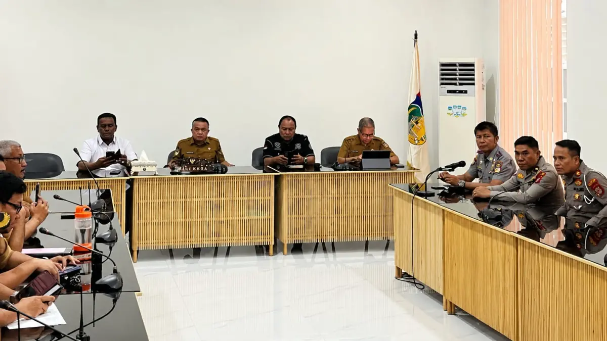 Wali Kota Palu Hadianto Rasyid memimpin rapat rekayasa lalu lintas bersama jajaran Dinas Perhubungan dan kepolisian di Rumah Jabatan Wali Kota Palu, Selasa (19/5/2026).(Annisa Tri Yusnida/Radar Palu)