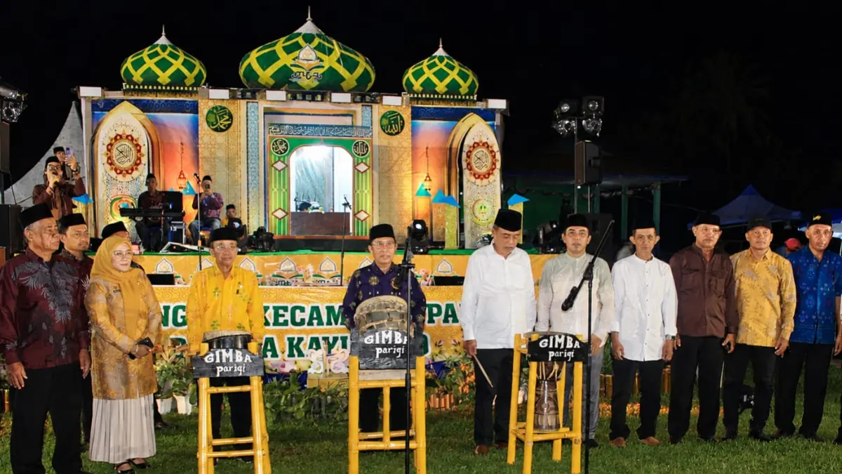 PEMBUKAAN MTQ: Asisten I Bidang Pemerintahan dan Kesejahteraan Rakyat Setda Parigi Moutong Adrudin Nur mewakili Bupati Parigi Moutong membuka secara resmi MTQ Ke-X Tingkat Kecamatan Parigi Barat di Lapangan Kaili Putra Desa Kayuboko, Selasa malam (19/5/2026).(FOTO: RAHMAT FADHIL/RADAR PALU)&nbsp;