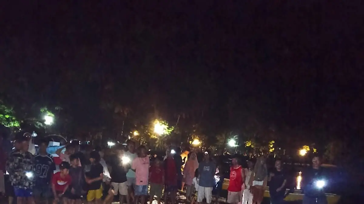 BUAYA LEPAS: Seekor buaya yang diduga lepas dari kandang penangkaran membuat geger warga di kawasan Dermaga Ogodako, Selasa (19/5/2026).(FOTO: RAHMAT FADHIL/RADAR PALU).