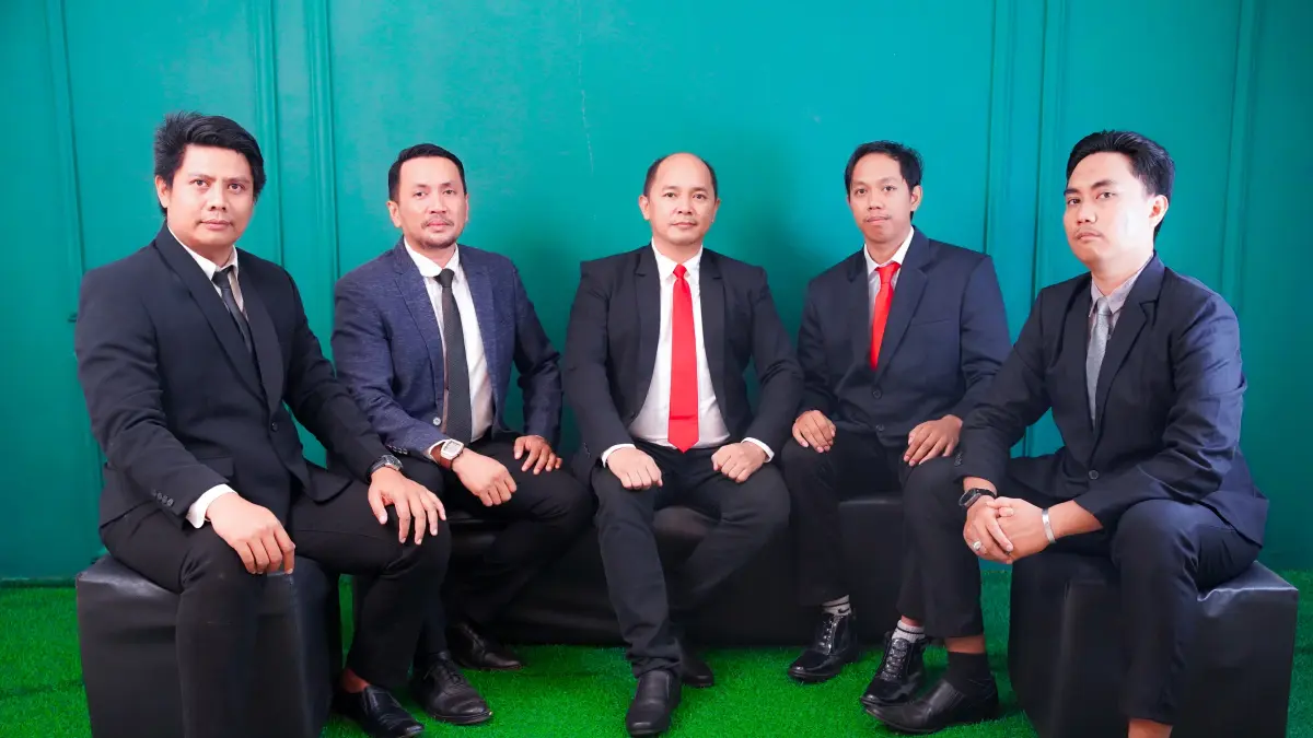 Ito Lawputra (tengah) didampingi pengurus PERADI Kota Palu dalam suatu kesempatan foto bersama.