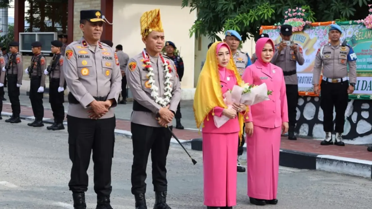 Kapolda Sulteng Brigjen Pol Nasri bersama Ketua Bhayangkari Daerah Sulteng disambut tradisi jajar hormat dan adat Kaili di Mako Polda Sulteng, Rabu (20/5/2026).