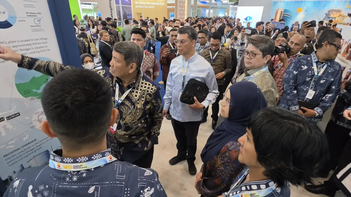KUNJUNGAN: Utusan Khusus Presiden Bidang Iklim dan Energi, Hashim Djojohadikusumo saat mengunjungi Booth milik Donggi Senoro LNG. FOTO: DOK. DSLNG
