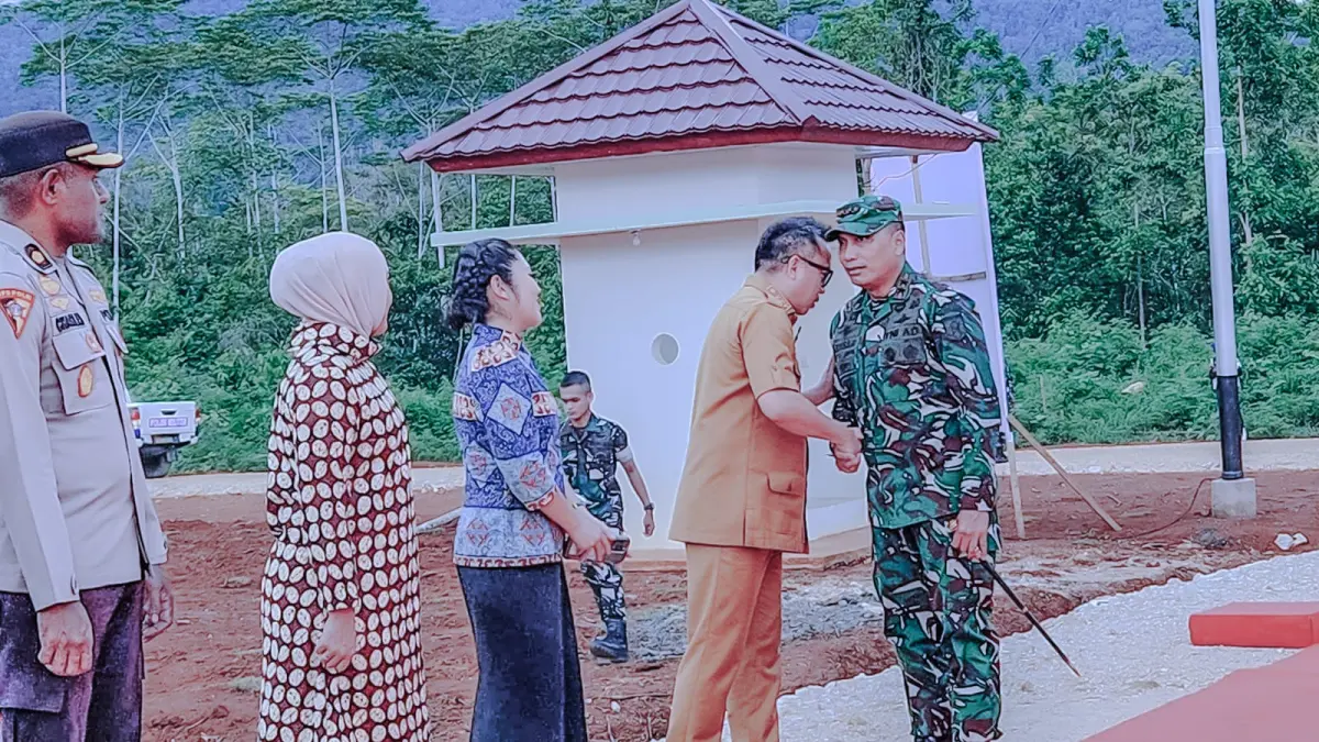 MENYAMBUT: Bupati Delis Julkarson Hehi menyambut kunjungan Panglima Palakawira XXIII, di Morut.(FOTO: ISTIMEWA/RADAR PALU)