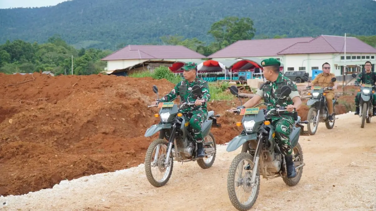 Pangdam XXIII/Palaka Wira Mayjen TNI J. Binsar P. Sianipar didampingi Bupati Delis Julkarson Hehi meninjau kawasan pangkalan Yonif TP 825/GYS menggunakan motor trail TNI di Desa Beteleme, Kabupaten Morowali Utara.