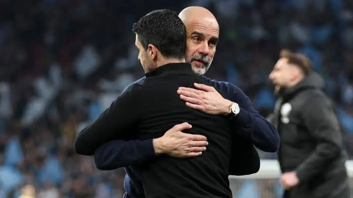 Pelatih Manchester City, Pep Guardiola, mengucapkan selamat kepada Arsenal yang resmi menjuarai Premier League 2025/2026.(Twitter/@FabrizioRomano)