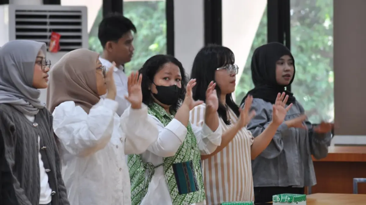Peserta pelatihan Bisindo mengikuti orientasi bahasa isyarat di Kantor Wali Kota Palu. (Humas Pemkot Palu)