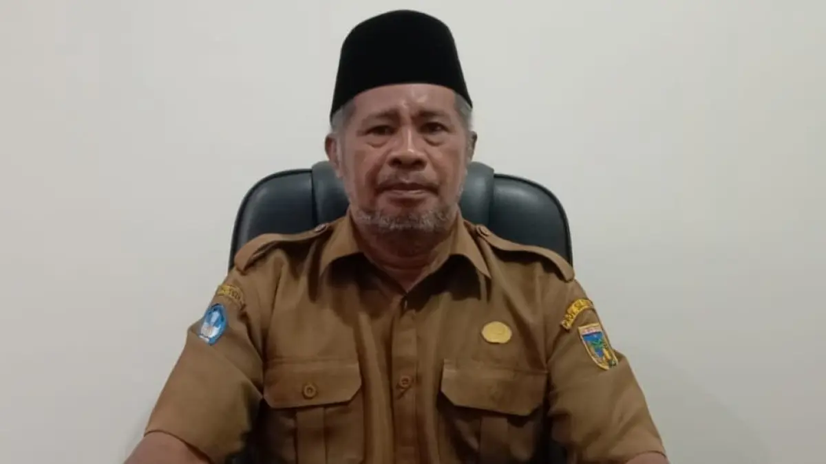 Plt Kepala SMKN 6 Palu membahas strategi sekolah menghadapi keterbatasan anggaran pendidikan. (Ade Safitri/Radar Palu)