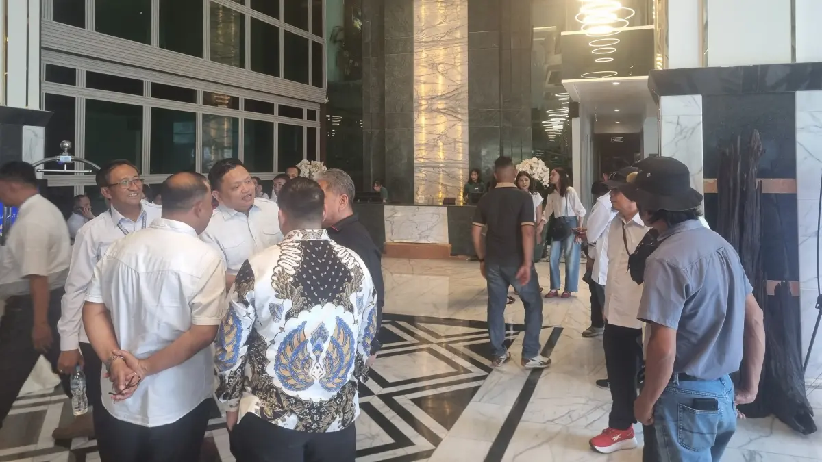 Sejumlah tamu undangan tidak dapat masuk ke dalam lokasi acara karena kapasitas Aula hotel terisi penuh.(Moh Fattah)