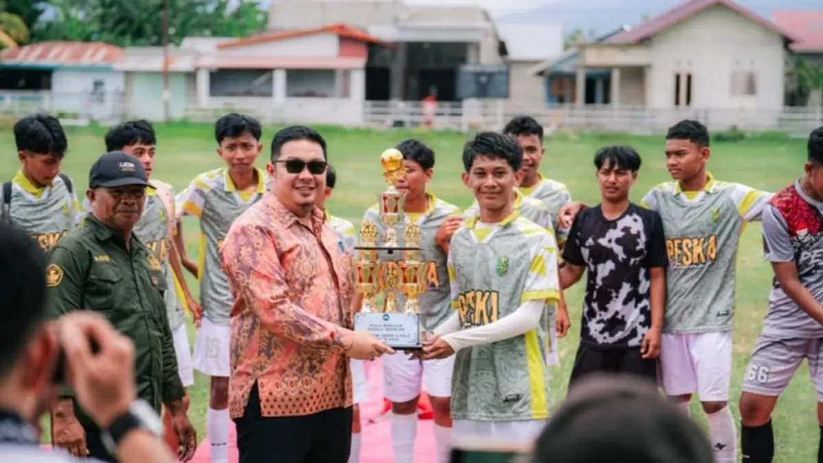 Siswa SMKN 6 Palu menerima medali prestasi non-akademik dalam kegiatan sekolah. (Ade Safitri/Radar Palu)