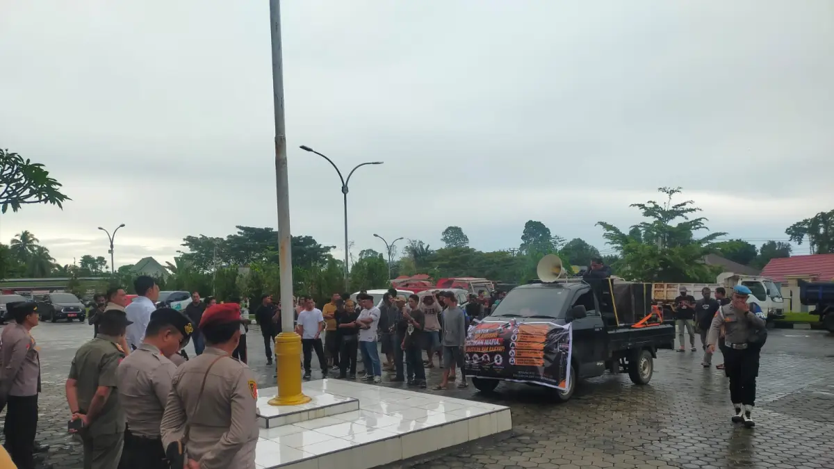 UNJUK RASA: Aliansi Masyarakat Peduli BBM Morowali dan Komunitas Pengemudi Dump Truck melakukan aksi unjuk rasa damai, di depan gedung DPRD Morowali.(FOTO: SUPRIYONO/RADAR PALU)&nbsp;