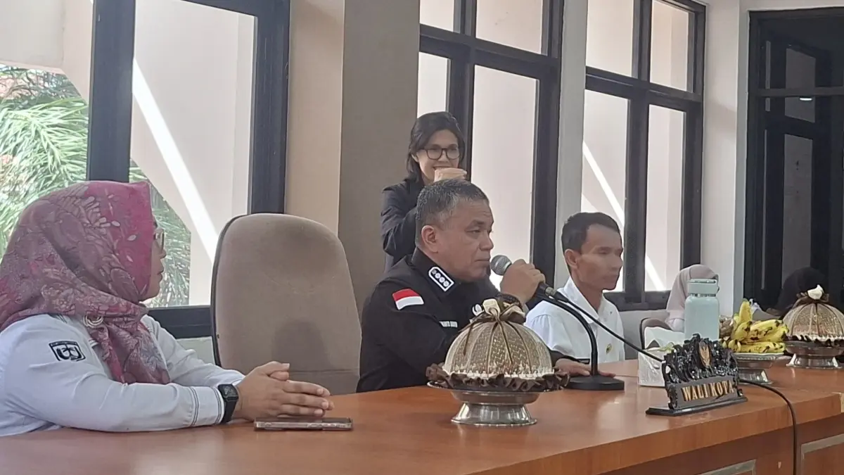 Wali Kota Palu Hadianto Rasyid memberikan arahan tentang pelayanan inklusif dan budaya tuli kepada OPD di ruang rapat Bantaya.(Annisa Tri Yusnida/Radar Palu)