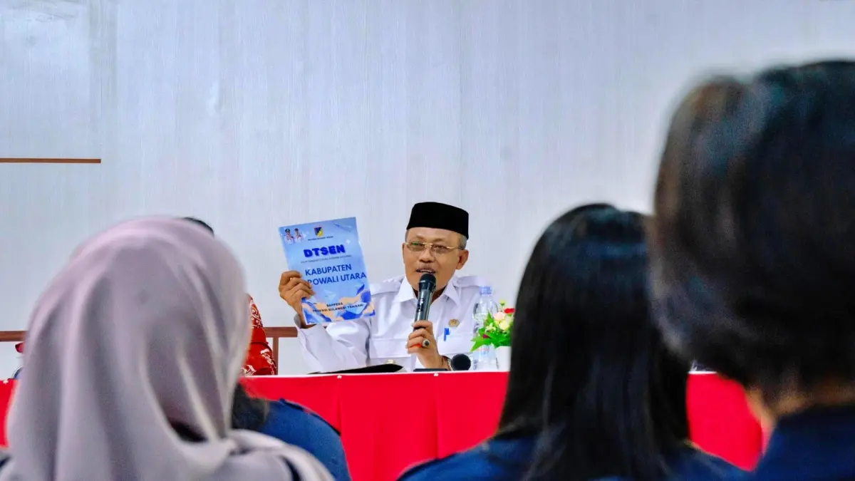 BANSOS: Wabup Morut Djira Kendjo meminta operator SIKS-NG agar tidak bermain data bansos saat membuka rapat persiapan pemutakhiran DTSEN di Ruang Rapat Bapelitbangda Morut, Kamis pagi (21/5/2026). (FOTO: ISTIMEWA/RADAR PALU)