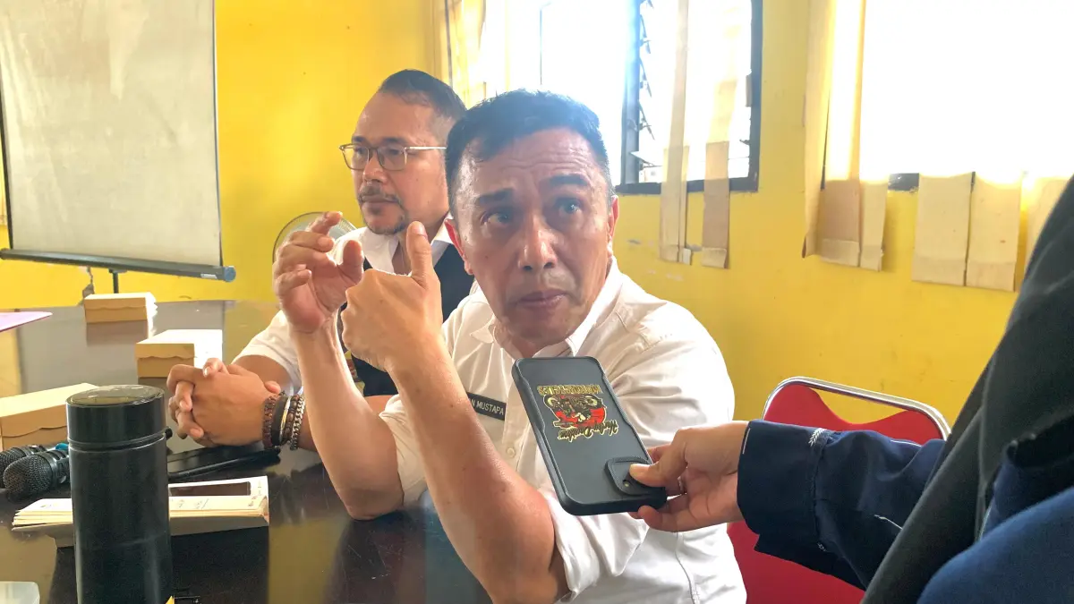 Kepala Dinas P2KB Kota Palu Ridwan Mustapa saat memberikan penguatan kepada Tim Pendamping Keluarga di kantornya (Annisa Tri Yusnida/Radar Palu)