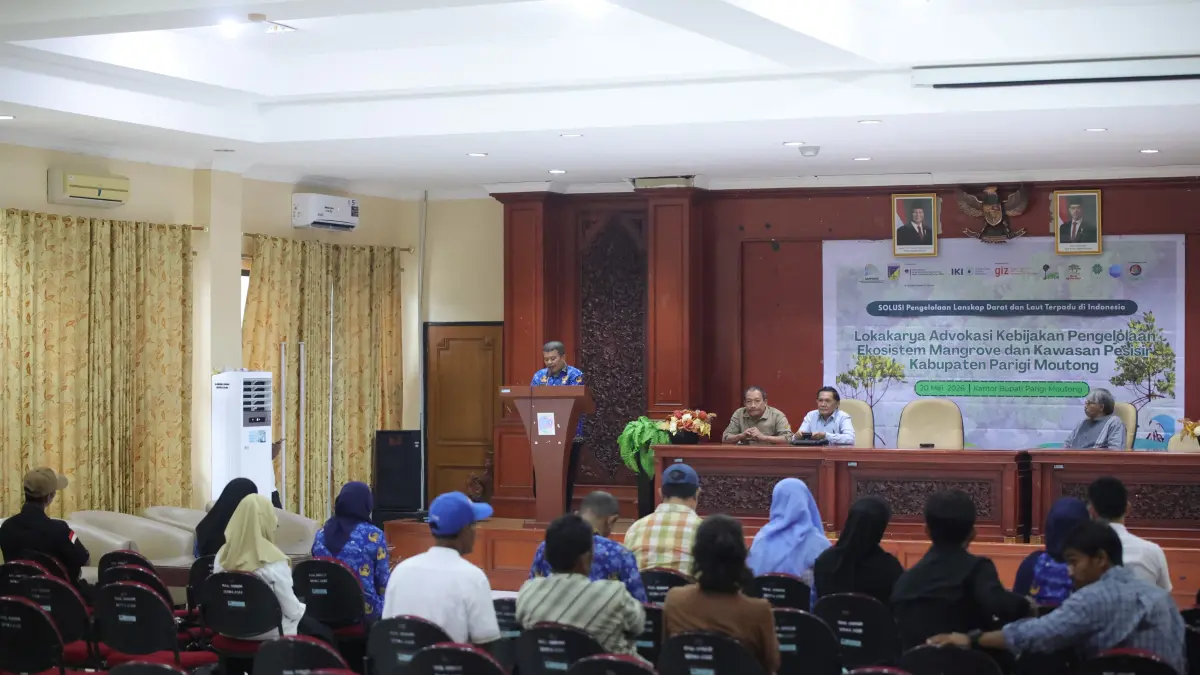 PEDULI: Wabup Parimo, Abdul Sahid, membuka Lokakarya Advokasi Kebijakan Pengelolaan Ekosistem Mangrove dan Kawasan Pesisir di Parimo, Rabu (20/5/2026).(FOTO: RAHMAT FADHIL/RADAR PALU)
