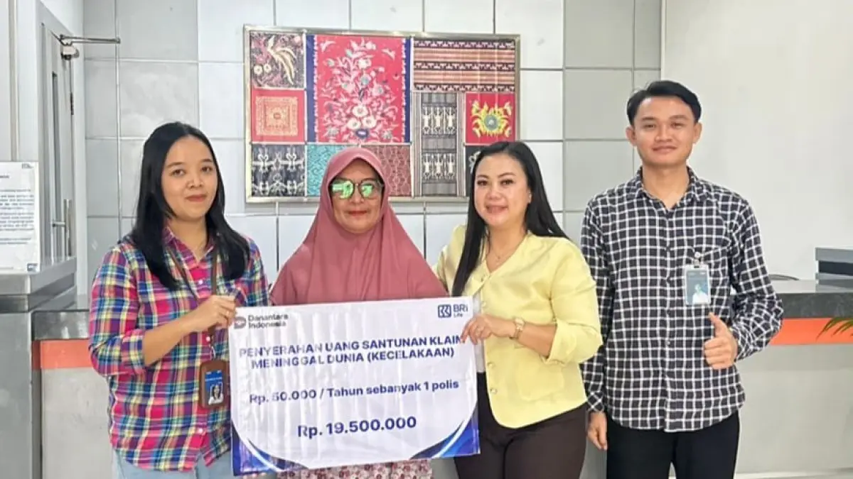 BRI Morowali bersama BRI Life menyerahkan klaim asuransi AMKKM sebesar Rp19,5 juta kepada ahli waris nasabah di BRI Unit Bumi Raya, Jumat (22/5/2026).&nbsp;