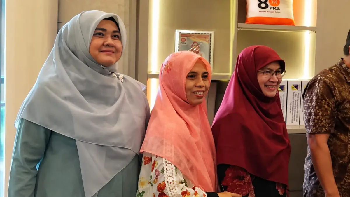 drg. Cheria Zainudin (tengah), istri Ketua Fraksi PKS DPRD DKI Jakarta, Muhammad Taufik Zoelkifli, mendampingi suaminya mengunjungi Kantor Fraksi PKS DPRD Provinsi Sulawesi Tengah.(Andika Nur Hikmah/RADAR PALU)