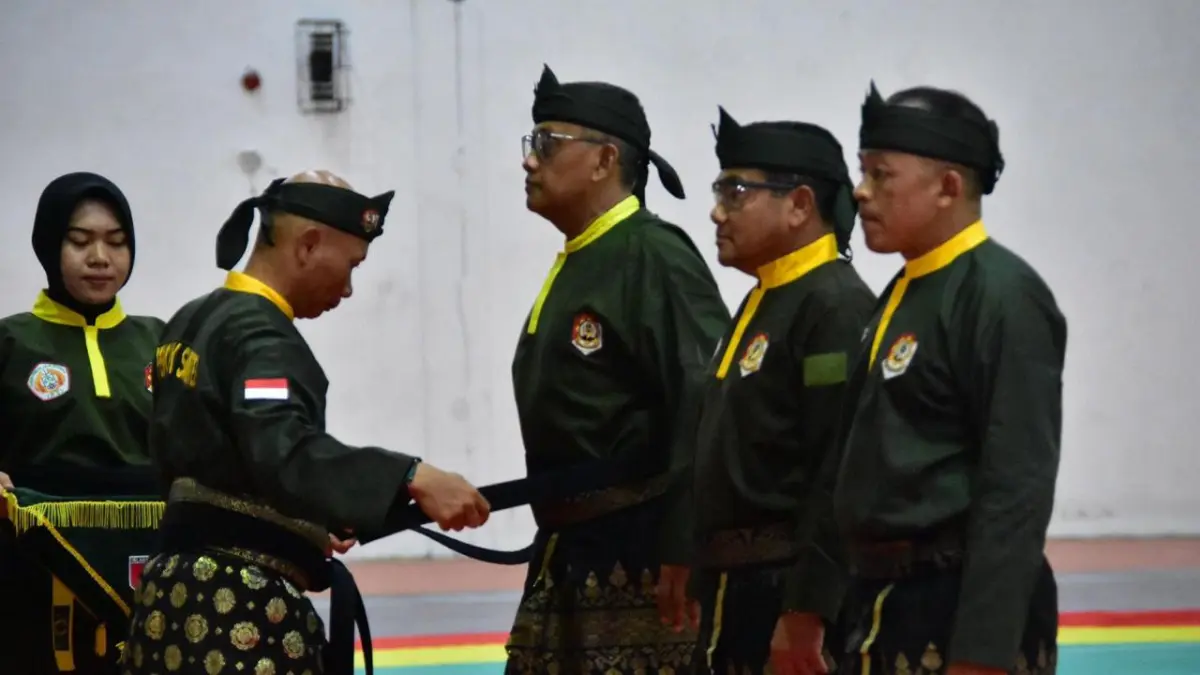 Ketua Umum PP Pencak Silat Militer Brigjen TNI Andri Amijaya Kusumah menyematkan Sabuk Hitam Kehormatan kepada pejabat Kodam XXIII/Palaka Wira di Gedung GBK Palu, Jumat (22/5/2026).