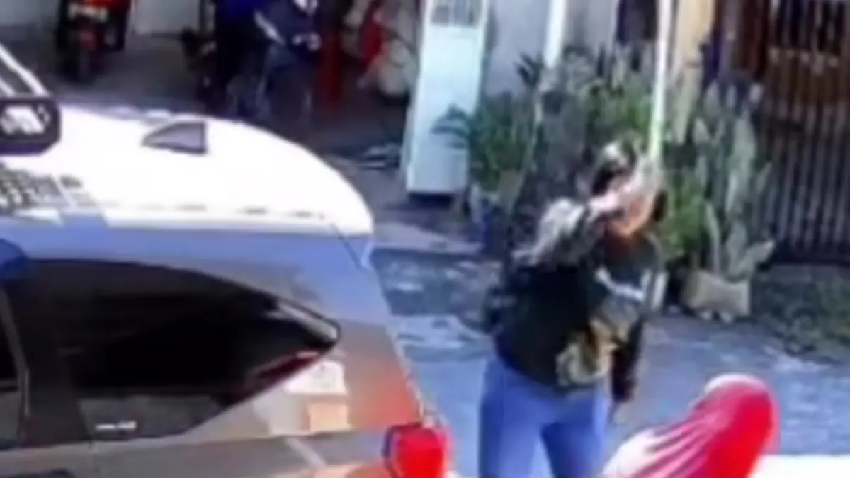 Mantan anggota kepolisian bernama Yuni Utami diduga melakukan penganiayaan terhadap seorang ibu di BTN Tinggede Permai, Desa Tinggede, Kecamatan Marawola, Kabupaten Sigi.