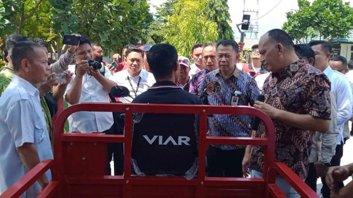 PENYERAHAN: Anggota DPR RI Matindas Rumambi (kanan), saat menyerahkan secara simbolis motor roda tiga kepada Solmin.(FOTO: ISTIMEWA/RADAR PALU).