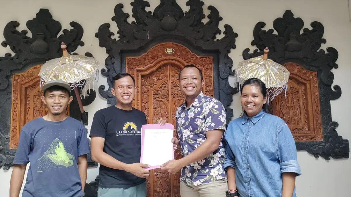 Perwakilan tim pemenangan menyerahkan berkas pendaftaran bakal calon Ketua Umum Asosiasi Lari Trail Indonesia periode 2026–2030 kepada Tim Penjaringan dan Penyaringan saat tahapan pencalonan Musprov ALTI Sulteng di Kota Palu, Jumat (22/5).