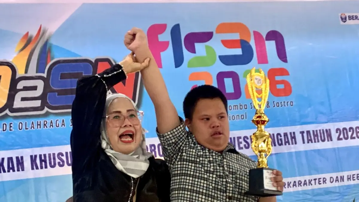 Suasana haru penutupan FLS2N dan O2SN SLB Sulawesi Tengah 2026 di Aula Dinas Pendidikan Provinsi Sulteng.(Andika Nur Hikmah/Radar Palu)