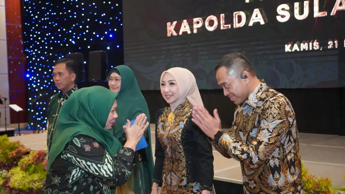Suasana khidmat mewarnai malam pisah sambut Kapolda Sulteng di Sriti Convention Hall Palu. Irjen Pol Endi Sutendi resmi menyerahkan tongkat estafet kepemimpinan kepada Brigjen Pol Nasri Sulaeman, Kamis (21/5/2026).