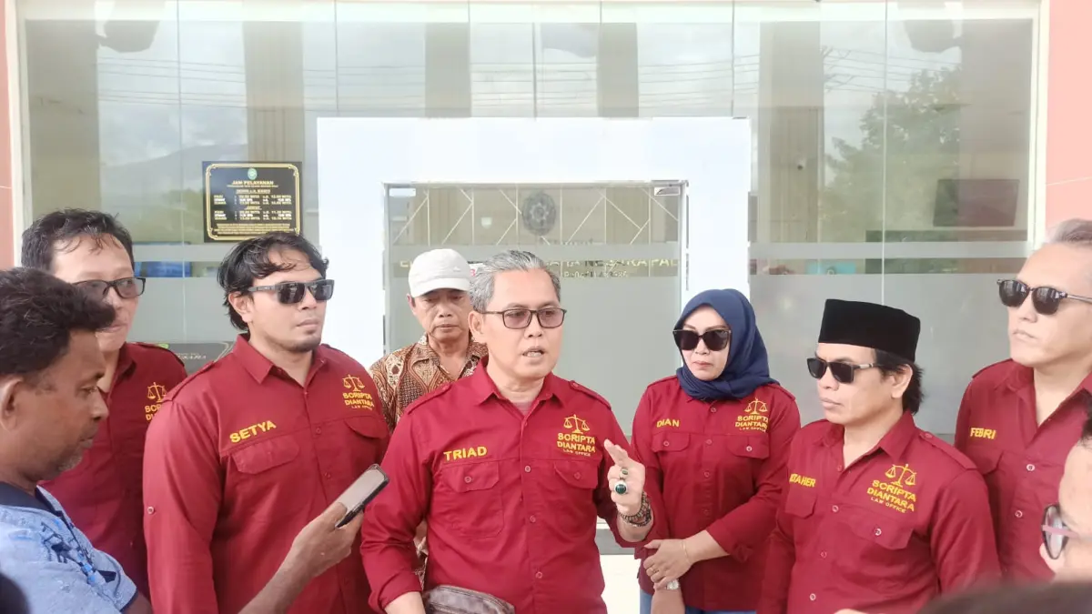 Tim kuasa hukum Ahli Waris almarhum Gatot Subroto saat menggelar konferensi pers usai sidang putusan di Pengadilan Tata Usaha Negara (PTUN) Palu, Kamis (21/5/2026). (Foto : Wahono)
