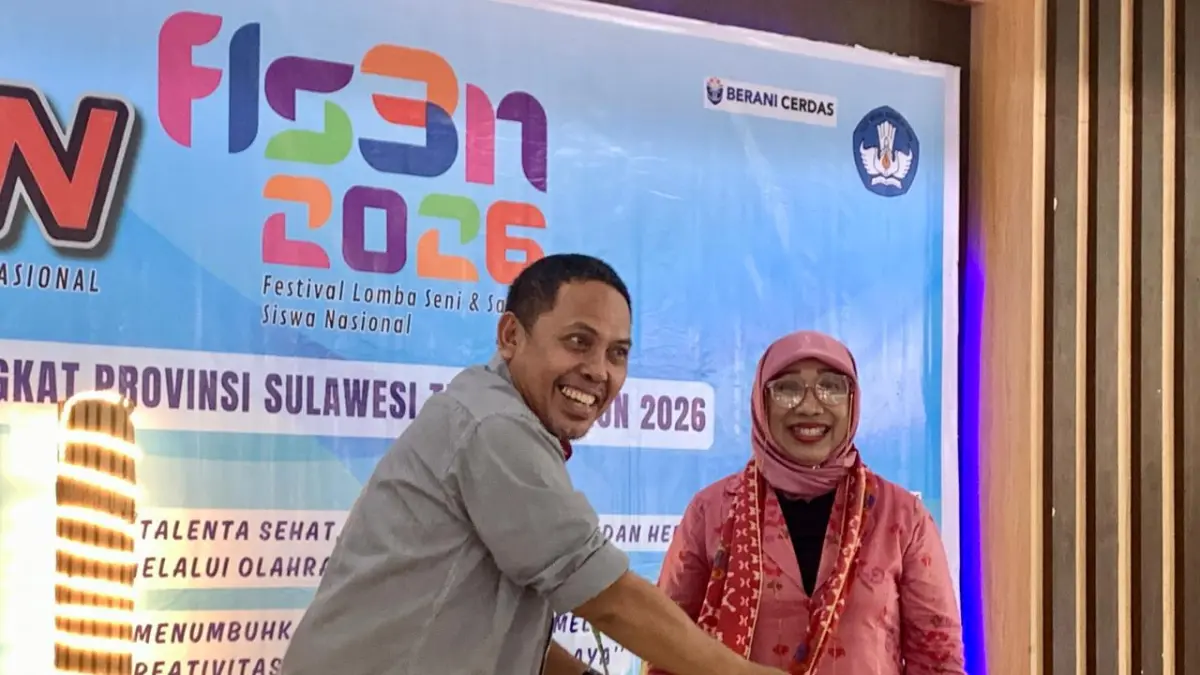 Kepala SLB ABCD Muhammadiyah Palu menerima penghargaan juara umum FLS3N dan O2SN SLB Sulteng 2026 di Aula Disdik Sulteng (Andika Nur HikmahRadar Palu)