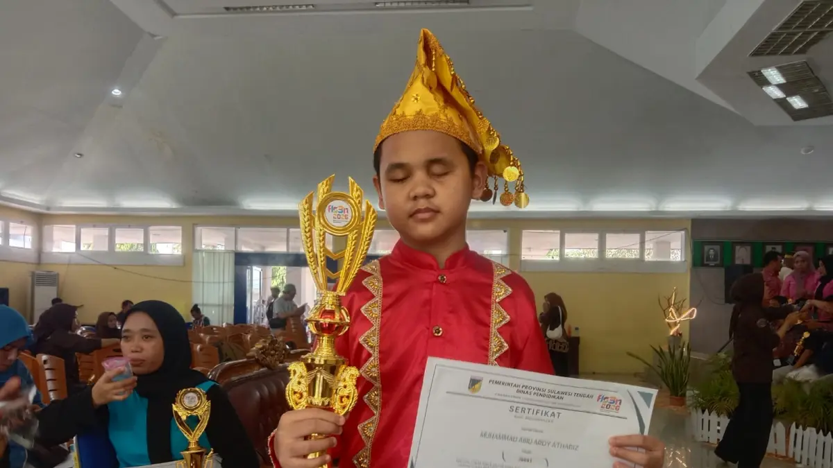 Muhammad Abid Ardy Athariz juara menyanyi solo pada FLS3N SLB Sulteng 2026 di Aula Disdik Sulawesi Tengah (Andika Nur Hikmah/Radar Palu)