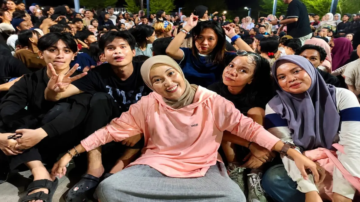Mutmainah Korona menikmati kebersamaan bersama warga bermain permainan tradisional di Lapangan Vatulemo, Kota Palu. (Istimewa)