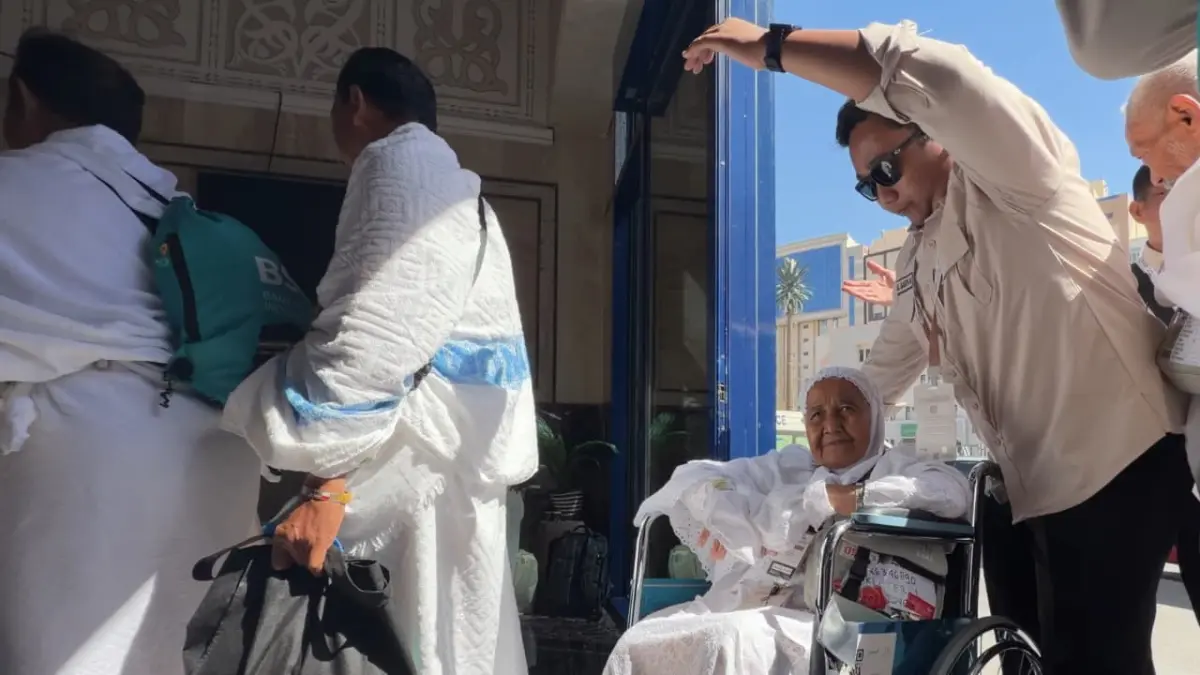 Petugas haji Indonesia memberikan pendampingan kepada jemaah lansia di Makkah saat musim haji 2026. (Kemenhaj)

