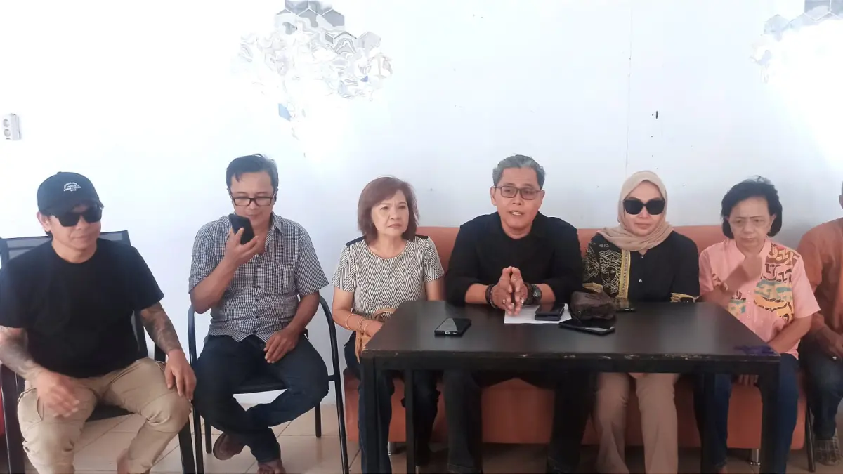 Tim kuasa hukum ahli waris Alm. Daud Agan memberikan keterangan kepada wartawan dalam konferensi pers di Palu, terkait putusan Pengadilan Tinggi Sulawesi Tengah yang membatalkan putusan sela Pengadilan Negeri Palu.