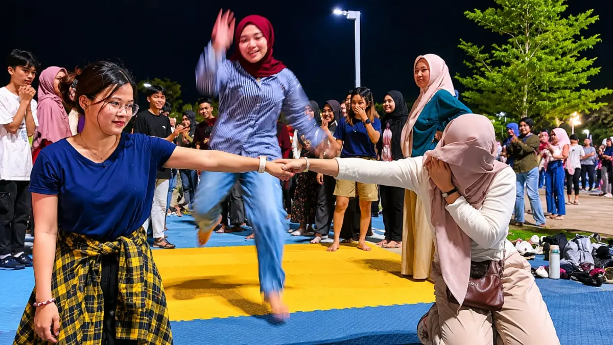 Warga bermain permainan tradisional bersama di Lapangan Vatulemo, Palu, sambil bernostalgia dengan masa kecil.(Andika Nur Hikmah/Radar Palu)
