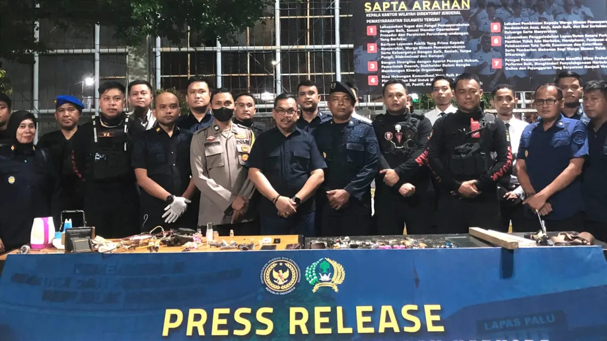 Kalapas Kelas IIA Palu Makmur bersama petugas menunjukkan barang-barang terlarang hasil penggeledahan kamar hunian warga binaan, Minggu (24/5) malam.
