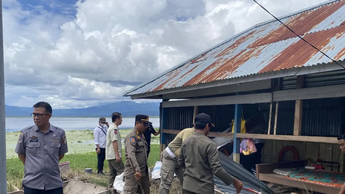 MENERTIBKAN: Dinas Perhubungan bersama Satpol PP Kabupaten Sigi, bersama Pemerintah Kecamatan Lindu melaksanakan penertiban terhadap bangunan warung di kawasan Dermaga Desa Tomado, Kecamatan Lindu, Rabu (20/5/2026).(FOTO: ANGEL SUMBARA/RADAR PALU).

