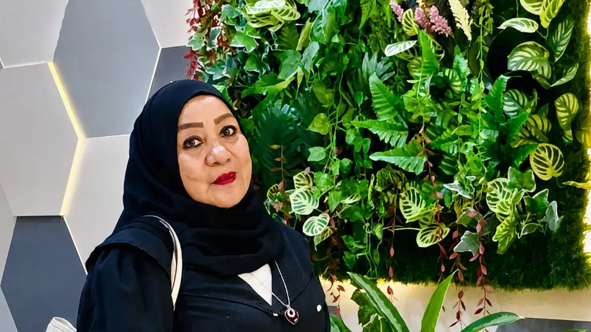 NUANSA HIJAU: Hajrah Habibu, sebagai pemilik penyedia rental  bunga dan pertamanan yang berada di bawah naungan  CV Borobudur Tiga Bersaudara, berfoto di depan taman indoor Kantor Gubernur Sulteng pada Jumat (22/05/2026).(RAFFY AKBAR/ RADAR PALU)