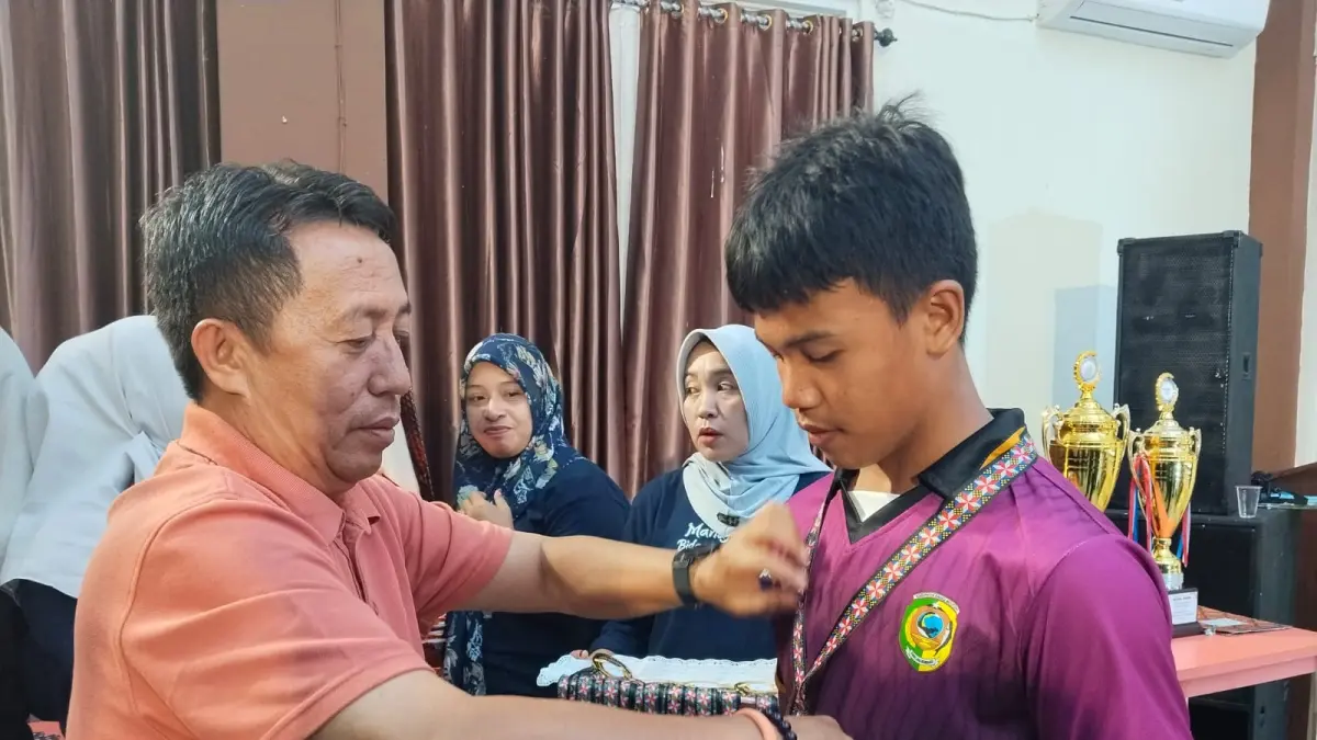 PENUTUPAN O2SN-FLS3N : Suasana penutupan O2SN dan FLS3N jenjang SD tingkat Kabupaten Parigi Moutong Tahun 2026 berlangsung meriah di Kompleks Dinas Pendidikan dan Kebudayaan Parimo, Sabtu malam (23/5/2026).(FOTO: RAHMAT FADHIL/RADAR PALU).