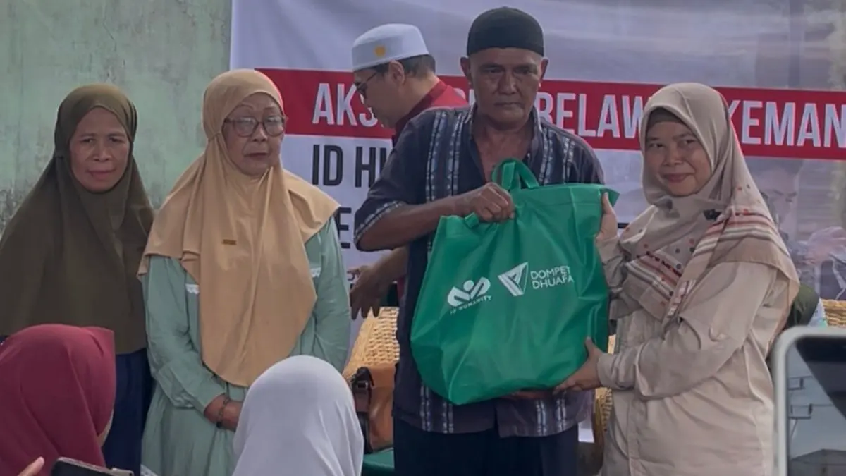 Perwakilan Dompet Dhuafa menyalurkan bantuan sembako kepada warga lanjut usia di Kelurahan Pengawu, Kota Palu, Minggu (24/5/2026). (Foto: Taswin/Radar Palu)