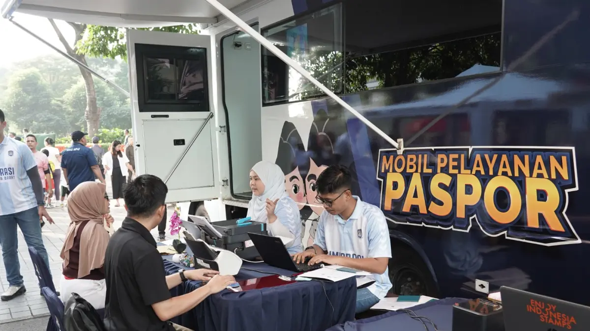 Petugas Imigrasi melayani pemohon paspor pada kegiatan Car Free Day di kawasan Sudirman HI, Jakarta.(Kemenimipas.go.id)