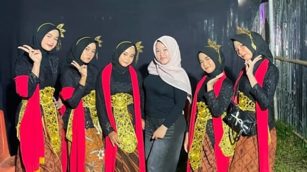 RAHMAT FADHIL 

SANGGAR AYU KINANTI: Penampilan para penari Sanggar Ayu Kinanti memukau ribuan pengunjung pada malam Expo Kotaraya 2026 di Lapangan Gelora Mitra Kotaraya, Desa Kotaraya, Kecamatan Mepanga, Sabtu malam (23/5/2026). (FOTO: RAHMAT FADHIL/RADAR PALU).
