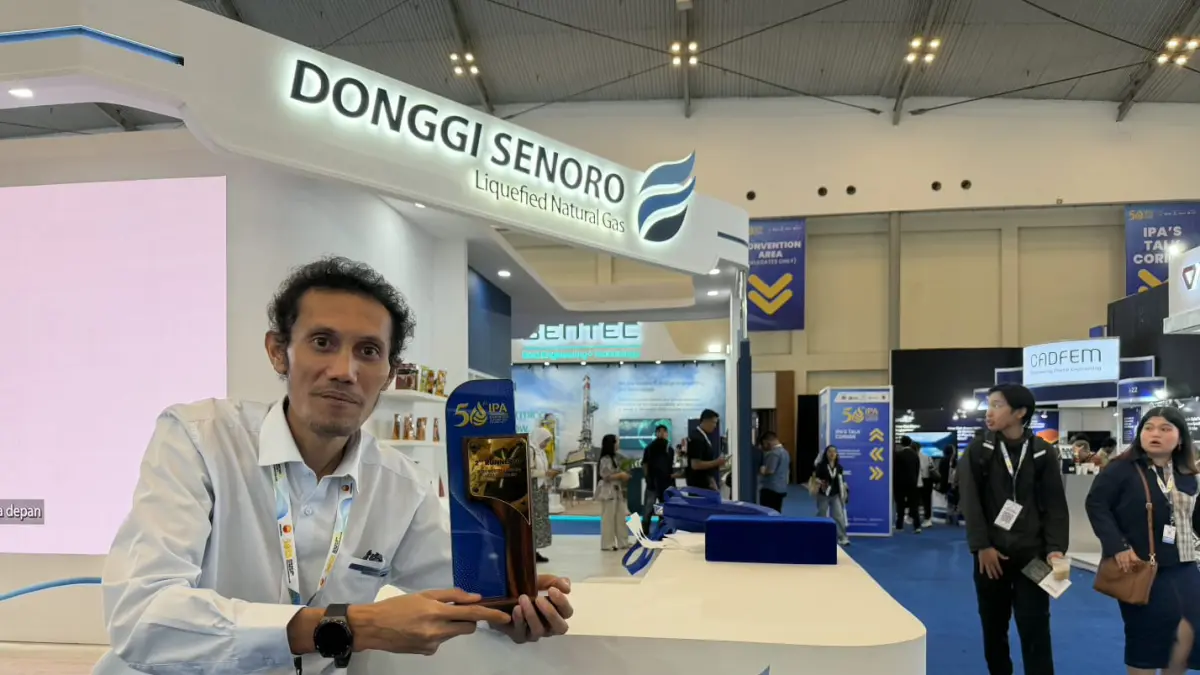 External Communication Supervisor DSLNG Rahmat Azis foto bersama plakat penghargaan bagi DSLNG sebagai 2nd Runner Up Best Booth Content Large Category pada ajang IPA Convex 2026. FOTO: DOK. DSLNG
