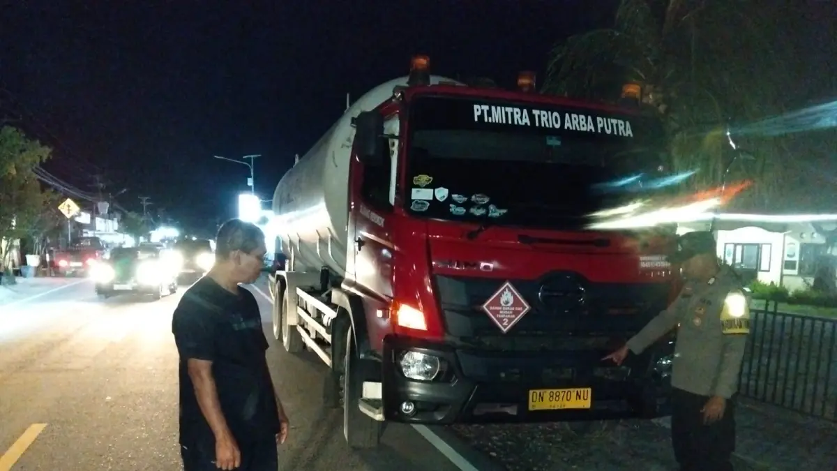 KECELAKAAN: Petugas kepolisian bersama warga berada di lokasi kecelakaan antara mobil tronton tangki dan sepeda motor pelajar di Jalan Trans Sulawesi, Desa Torue, Kecamatan Torue, Minggu (24/5/2026).(FOTO: RAHMAT FADHIL/RADAR PALU)&nbsp;