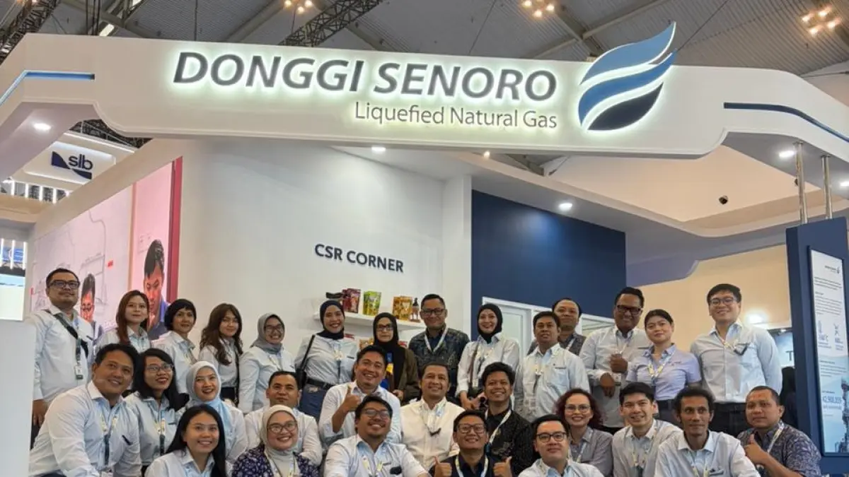 KOMPAK: Karyawan PT DSLNG foto bersama di booth yang ditampilkan dalam IPA Convex 2026, hingga mendapat apresiasi sebagai 2nd Runner Up Best Booth Content Large Category. FOTO: DOK. DSLNG