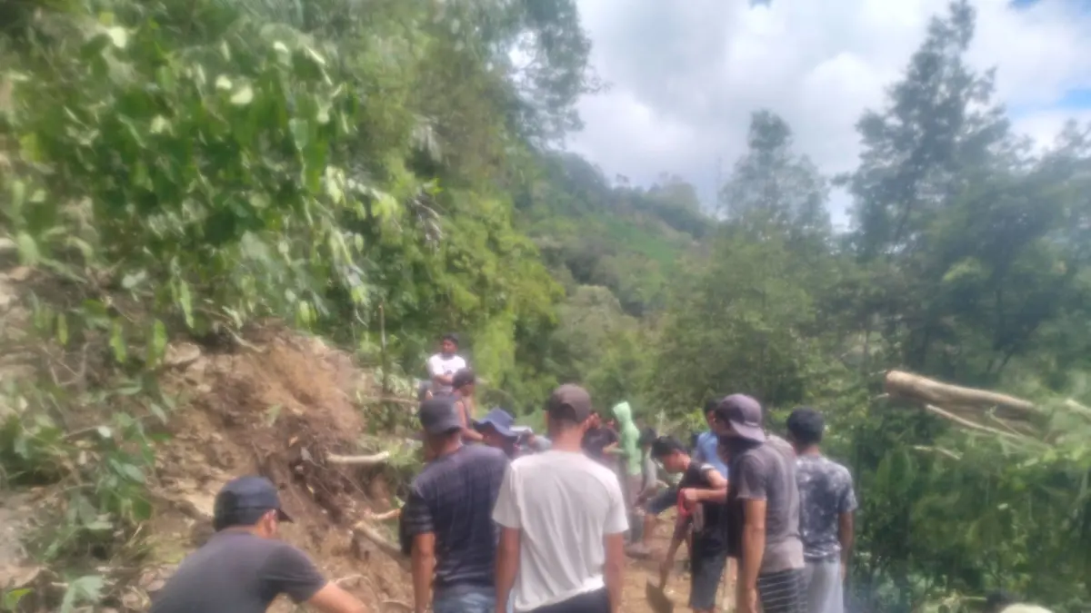 LONGSOR: Bencana banjir dan tanah longsor melanda Desa Toro, Kecamatan Kulawi, Kabupaten Sigi, Sulawesi Tengah, pada Minggu (24/5/2026) sore.(FOTO: ANGEL SUMBARA/RADAR PALU).