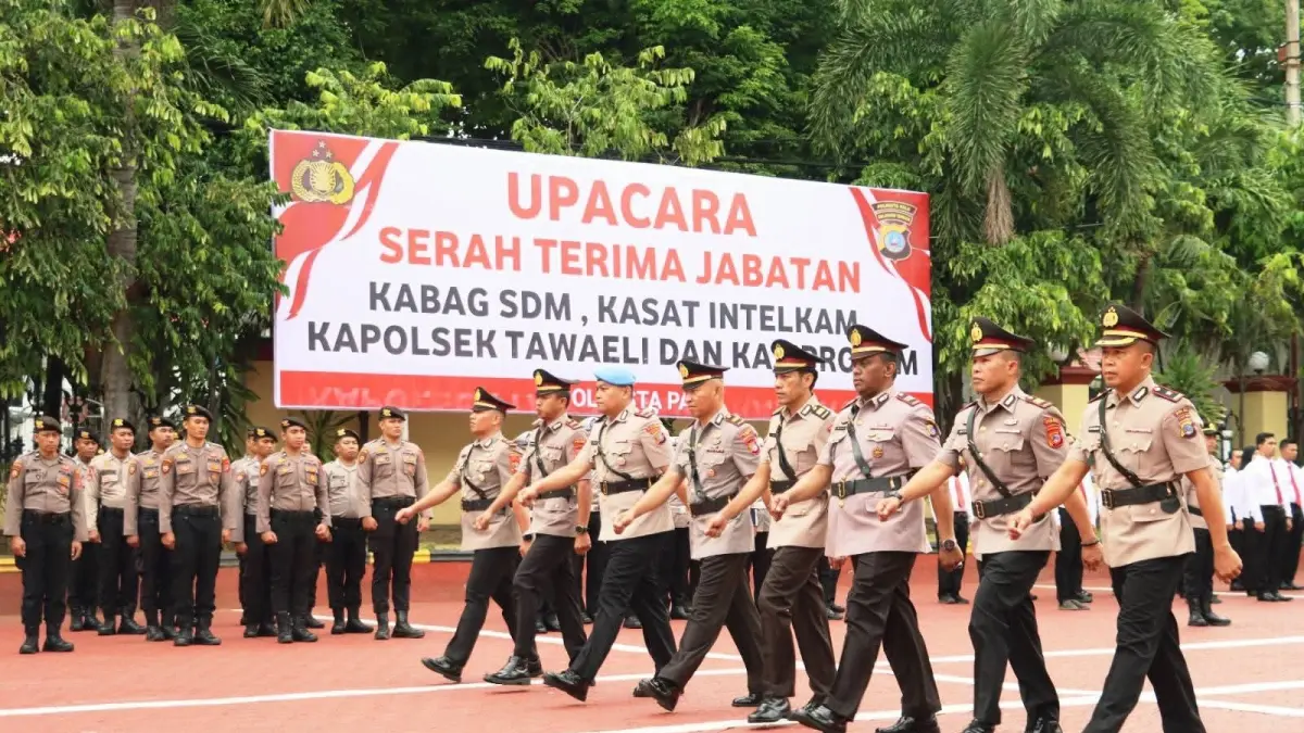 PEJABAT: Prosesi serah terima jabatan pada pejabat utama dan pejabat operasional, di lingkungan Polresta Palu berlangsung khidmat.(FOTO: ISTIMEWA/RADAR PALU).&nbsp;