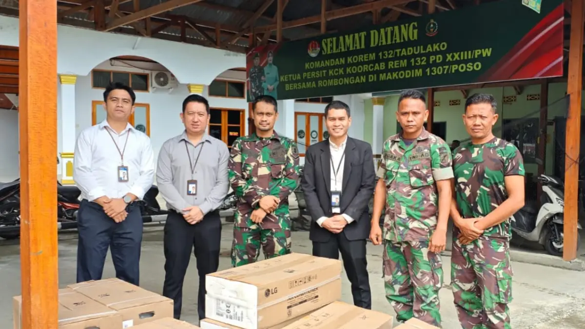 Pemimpin Cabang BRI Poso, Nofiar Jakananda, menyerahkan bantuan AC Tahap 2 sebanyak 5 unit kepada Juru Bayar Kodim 1307/Poso, Serda Nursalim, pada Senin (25/5).