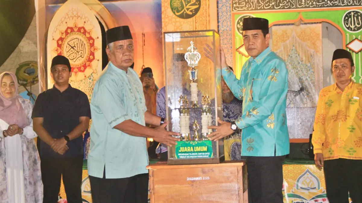 
PENUTUPAN MTQ: Bupati Parimo H. Erwin Burase, menyerahkan piala kepada kafilah juara umum pada penutupan MTQ Ke-X Tingkat Kecamatan Parigi Barat di Lapangan Kaili Putra, Desa Kayuboko, Minggu malam (24/5/2026).(FOTO: RAHMAT FADHIL/RADAR PALU).