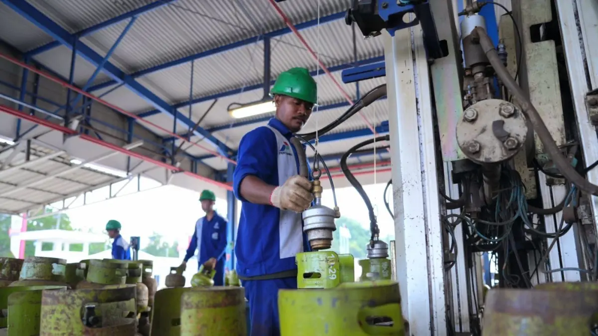 Pertamina Patra Niaga Regional Sulawesi memperkuat distribusi dan menambah pasokan LPG 3 kilogram di Sulawesi Tenggara jelang Iduladha 2026 untuk menjaga ketersediaan energi masyarakat.